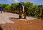 Prefeitura realiza manutenção no deck de madeira em Arembepe