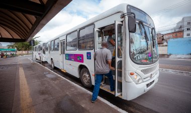 Moradores de Vila de Abrantes e Jauá cobram organização nas filas do terminal de coletivo na Feira de Camaçari.
