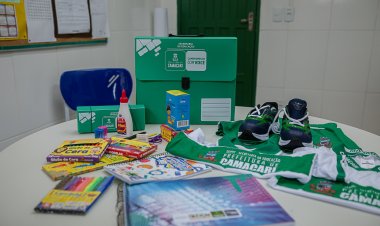 Famílias celebram a entrega do kit pedagógico e do fardamento para os alunos