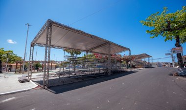 Prefeitura trabalha na montagem da estrutura para desfile cívico de Vila de Abrantes