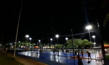 Desportistas cobram manutenção de refletores da quadra de esportes da Praça da Matriz