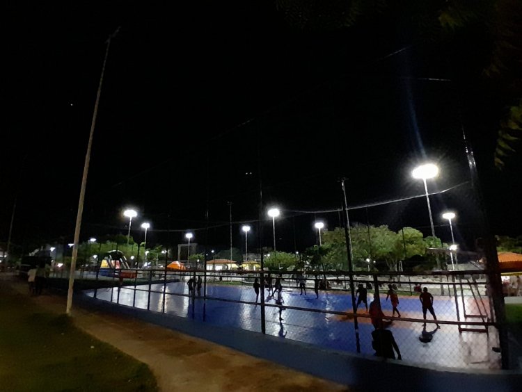 Desportistas cobram manutenção de refletores da quadra de esportes da Praça da Matriz