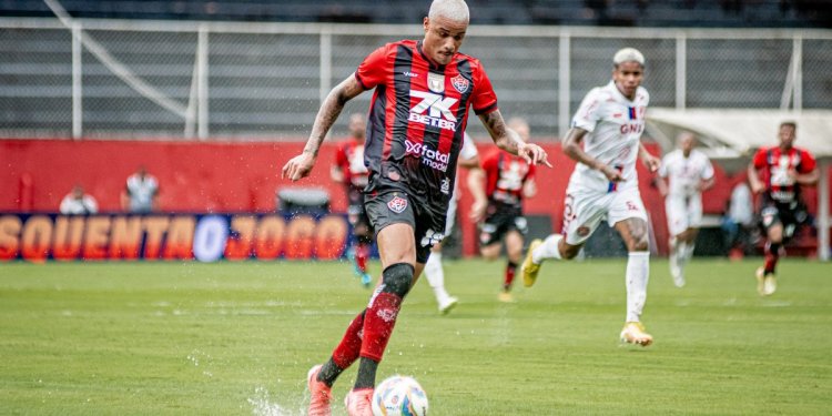 Em jogo marcado por gramado péssimo, Vitória empata em 0 a 0 na estreia do Baiano