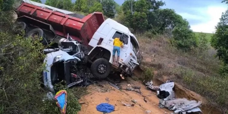 Acidente grave entre caminhão e carros em Imbassaí deixa quatro vítimas fatais