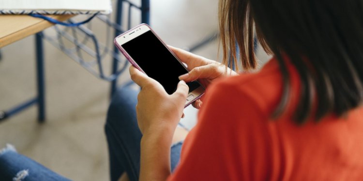 Lei proíbe celulares nas aulas e reacende debate sobre tecnologia na educação