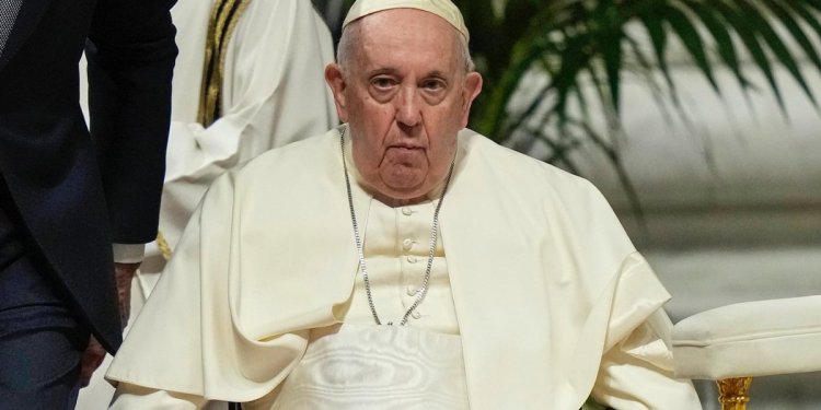 Vaticano afirma que embora o Papa esteja instável , o estado segue sendo crítico