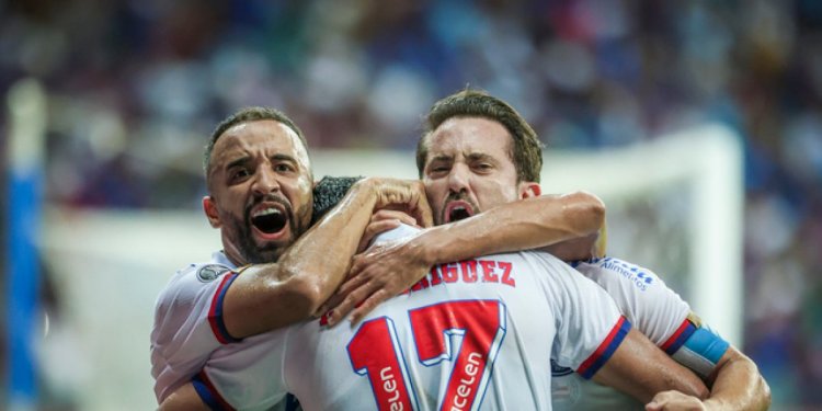 Bahia despacha o The Strongest na Arena Fonte Nova