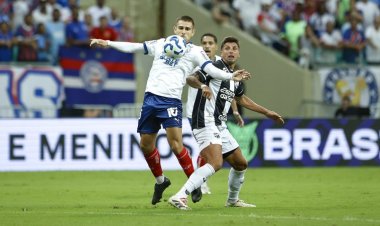 Com lance revisado pelo VAR, Bahia marca de pênalti no final e vence o Ceará