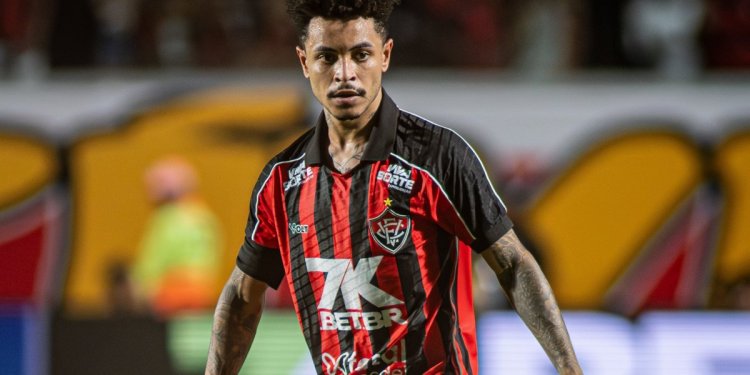 Flamengo vence Vitória por 2 a 1 no Barradão