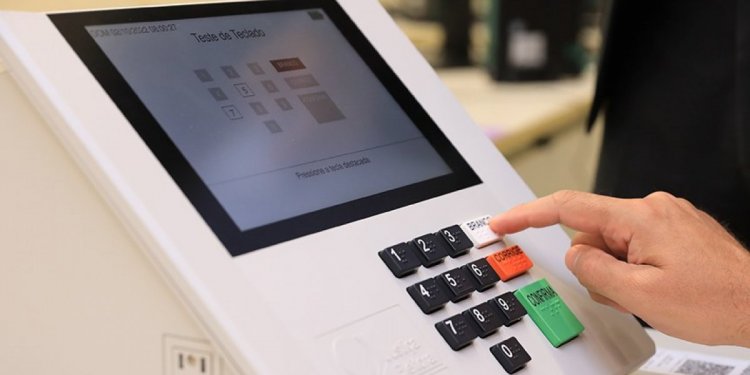 Projeto criminaliza uso de celular na cabine de votação