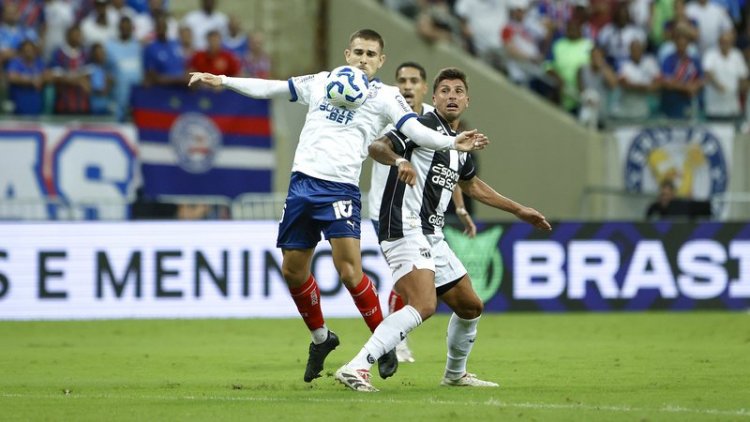 Com lance revisado pelo VAR, Bahia marca de pênalti no final e vence o Ceará