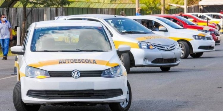 Governo propõe CNH mais barata e fim das aulas práticas obrigatórias: entenda mudanças