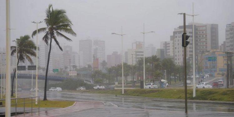 Salvador e o estado da Bahia têm alerta de chuva forte e perigosa durante a semana