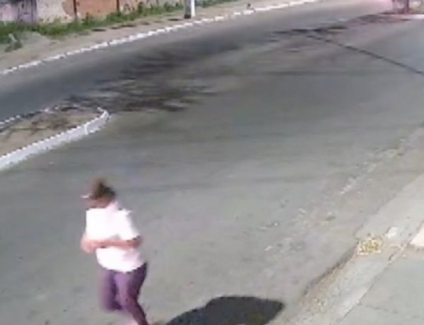 Mulher tem perna amputada após ser atropelada por motociclista empinando moto na Bahia